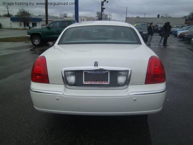 Lincoln Town Car 2004 photo 3