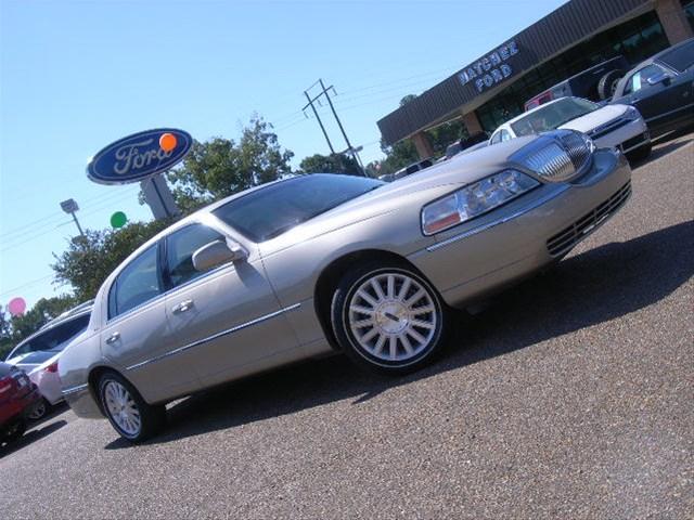 Lincoln Town Car 2004 photo 2