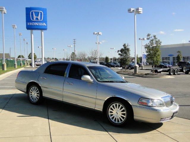 Lincoln Town Car 2004 photo 2