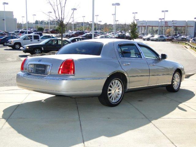 Lincoln Town Car 2004 photo 4