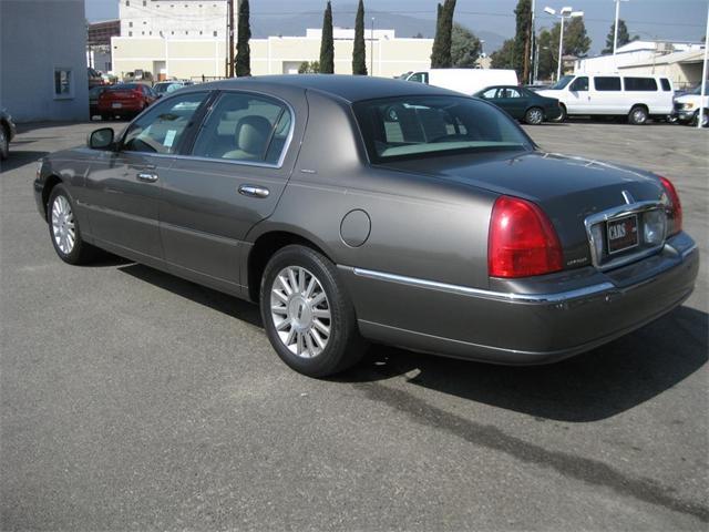 Lincoln Town Car 2004 photo 2