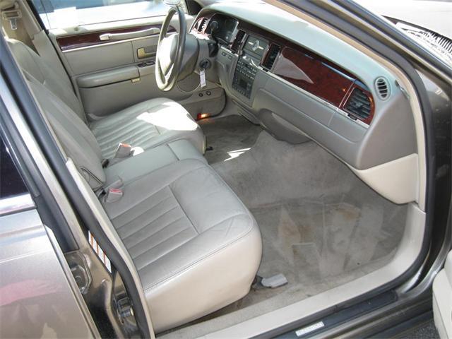 Lincoln Town Car 2004 photo 3