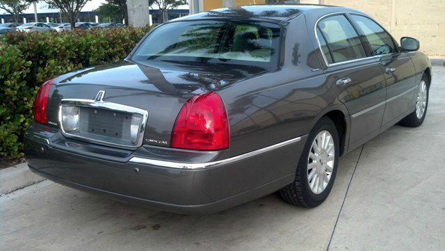 Lincoln Town Car 2004 photo 2