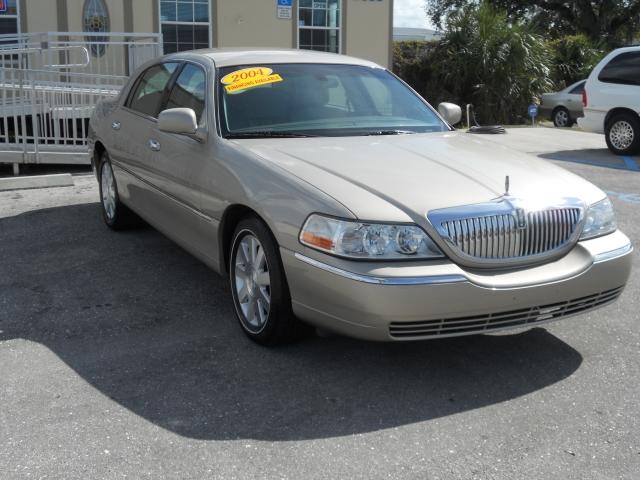 Lincoln Town Car 2004 photo 2