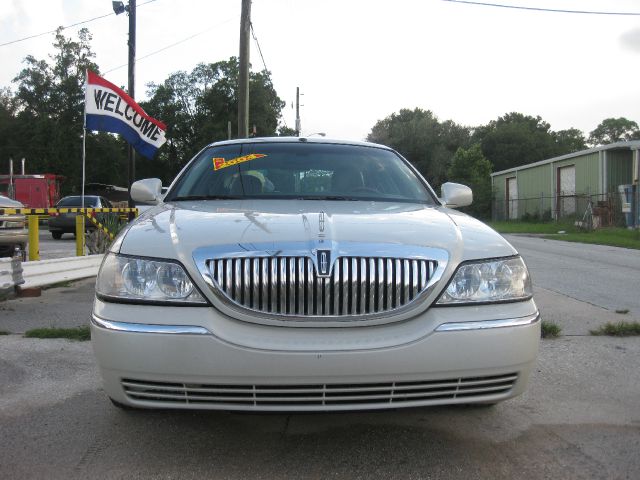 Lincoln Town Car 2004 photo 2