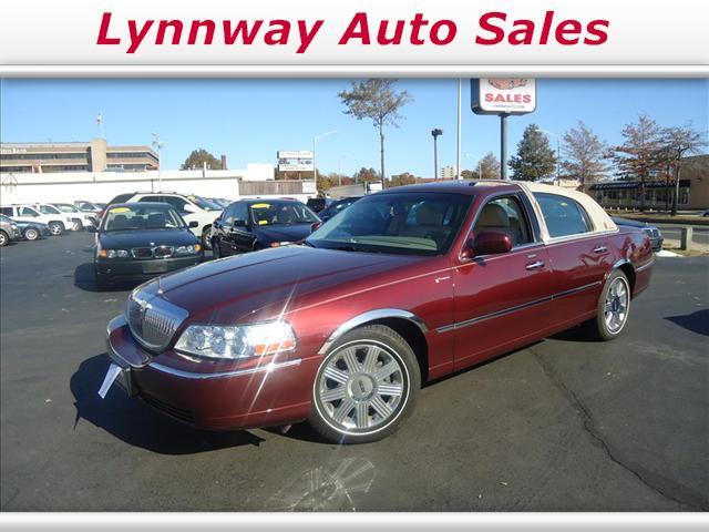 Lincoln Town Car Platinum Supercrew Sedan