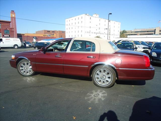Lincoln Town Car 2004 photo 2