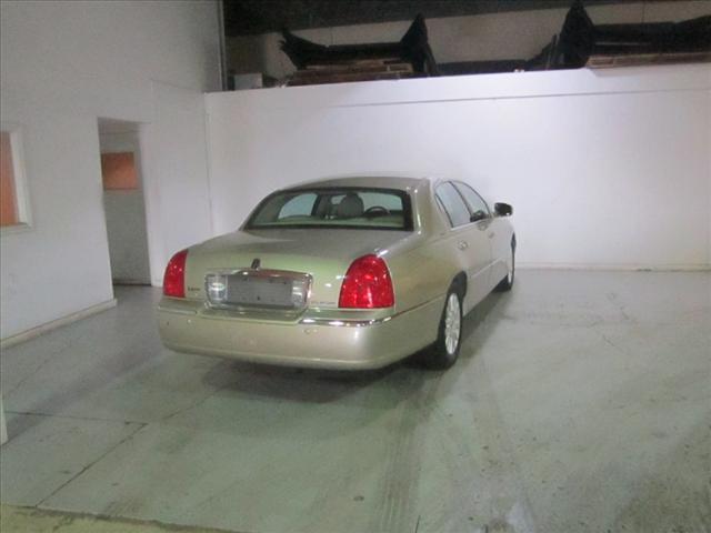 Lincoln Town Car 2004 photo 3