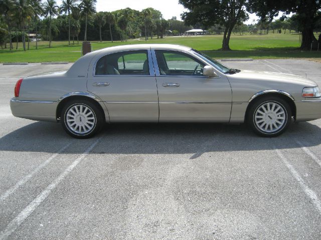 Lincoln Town Car 2004 photo 1