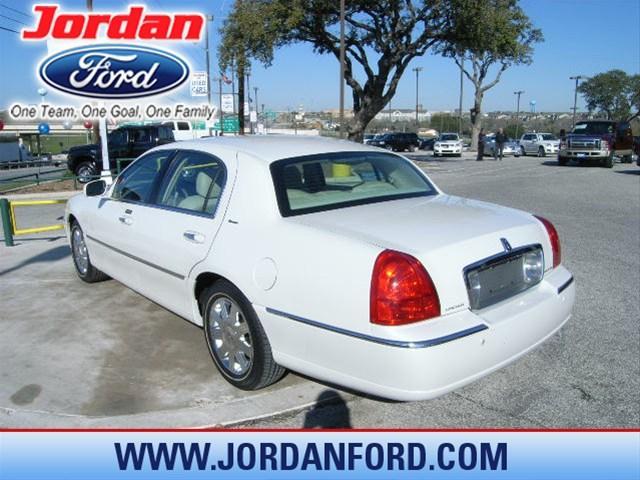 Lincoln Town Car 2004 photo 2