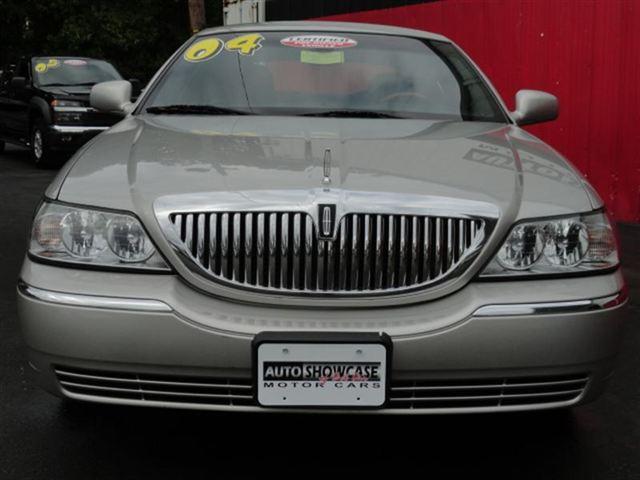 Lincoln Town Car 2004 photo 2