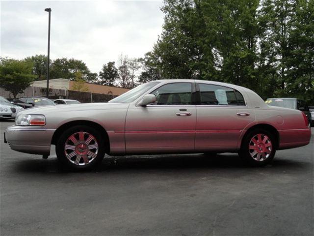 Lincoln Town Car 2004 photo 3