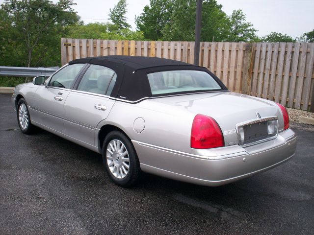 Lincoln Town Car 2004 photo 2