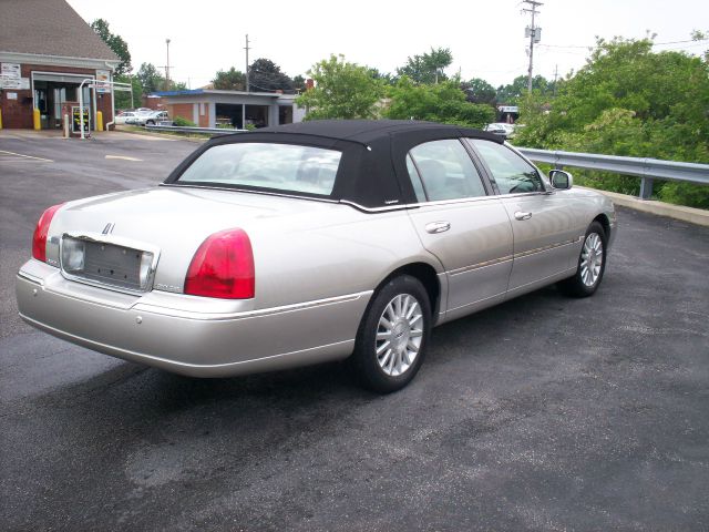 Lincoln Town Car 2004 photo 3