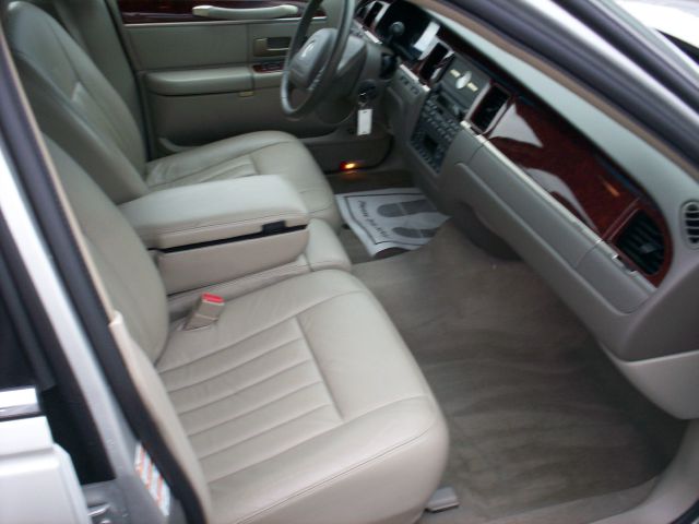 Lincoln Town Car 2004 photo 8
