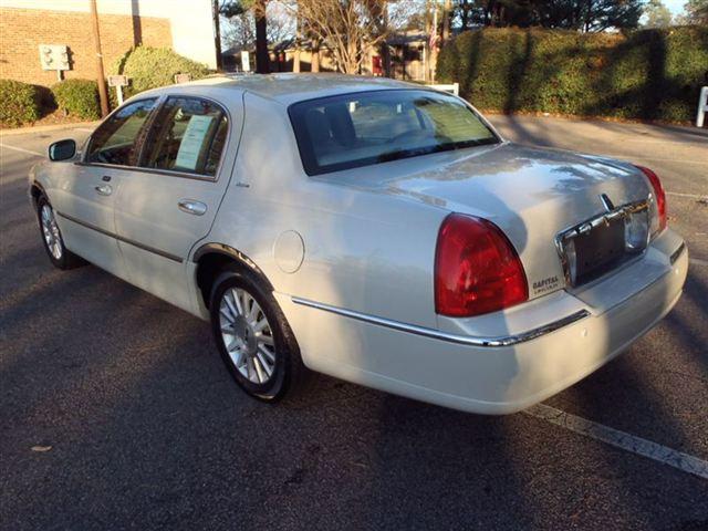 Lincoln Town Car 2004 photo 2