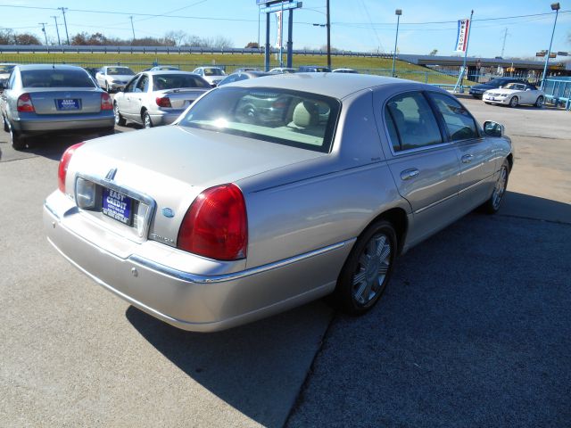 Lincoln Town Car 2004 photo 2