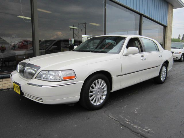 Lincoln Town Car GLS PZEV Sedan