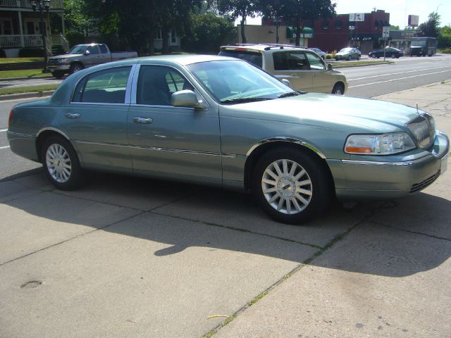 Lincoln Town Car DOWN 4.9 WAC Sedan
