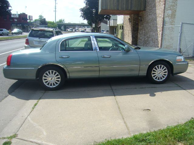 Lincoln Town Car 2004 photo 2