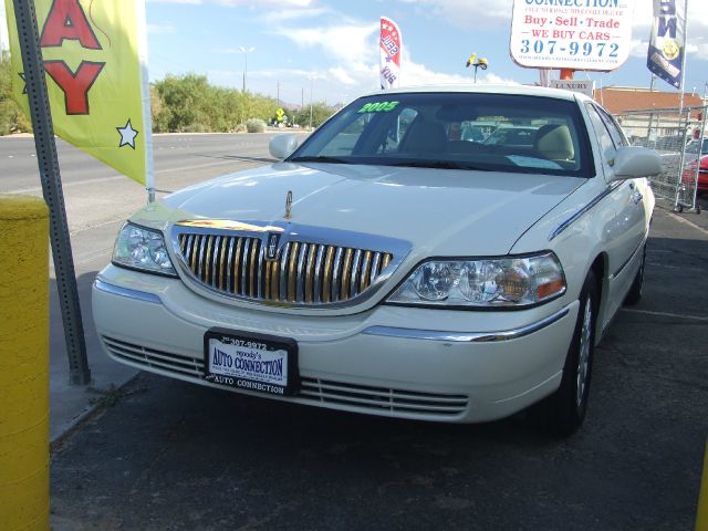 Lincoln Town Car 2005 photo 2