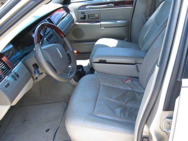 Lincoln Town Car 2005 photo 2