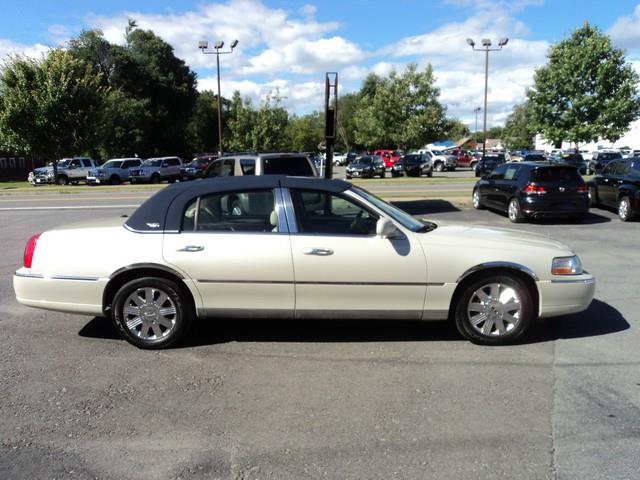Lincoln Town Car DOWN 4.9 WAC Sedan