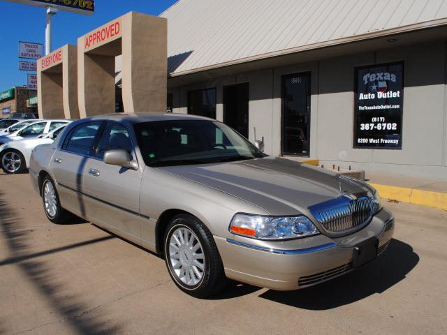 Lincoln Town Car DOWN 4.9 WAC Sedan