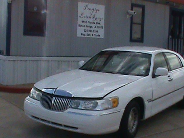 Lincoln Town Car DOWN 4.9 WAC Sedan