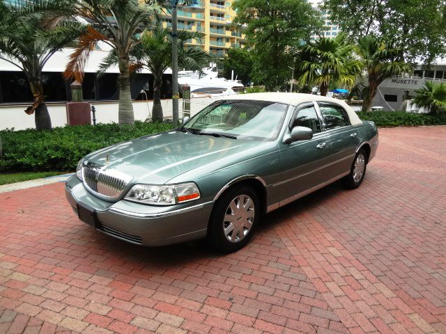 Lincoln Town Car 2005 photo 2