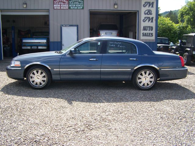 Lincoln Town Car 2005 photo 2