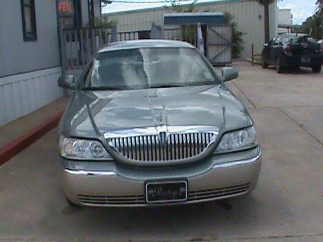 Lincoln Town Car DOWN 4.9 WAC Sedan