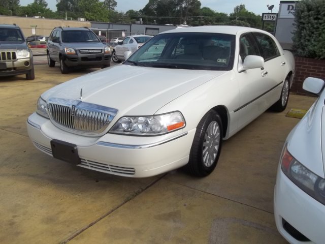 Lincoln Town Car DOWN 4.9 WAC Sedan