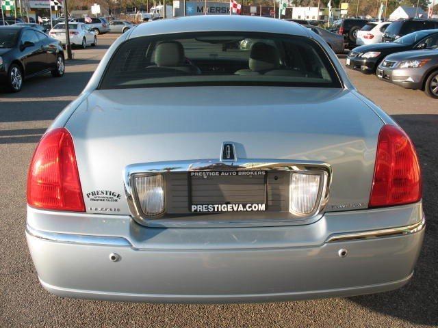 Lincoln Town Car DOWN 4.9 WAC Sedan