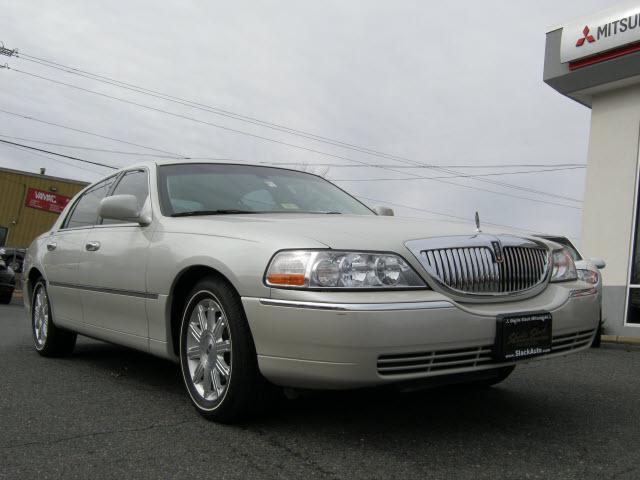 Lincoln Town Car DOWN 4.9 WAC Sedan