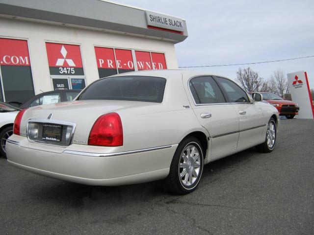 Lincoln Town Car 2006 photo 2