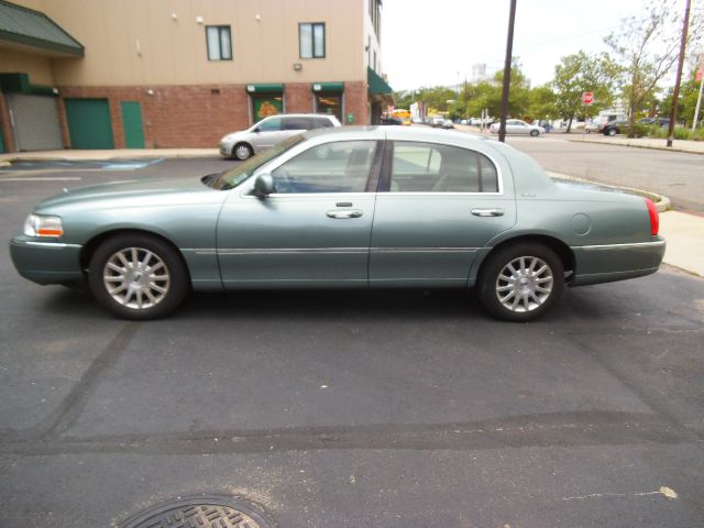 Lincoln Town Car DOWN 4.9 WAC Sedan