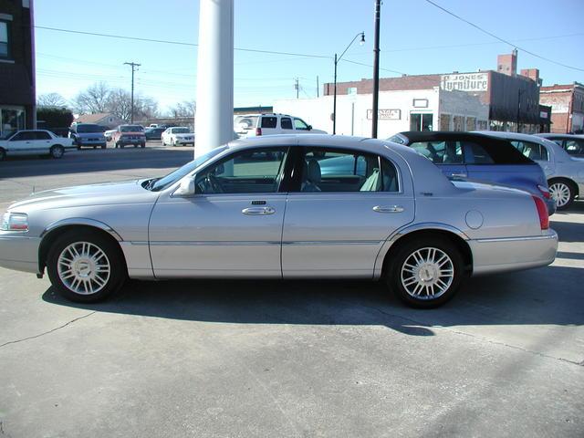 Lincoln Town Car DOWN 4.9 WAC Sedan