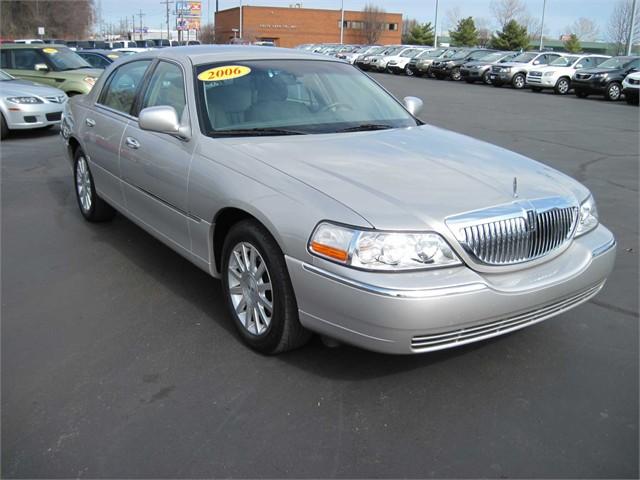 Lincoln Town Car DOWN 4.9 WAC Sedan