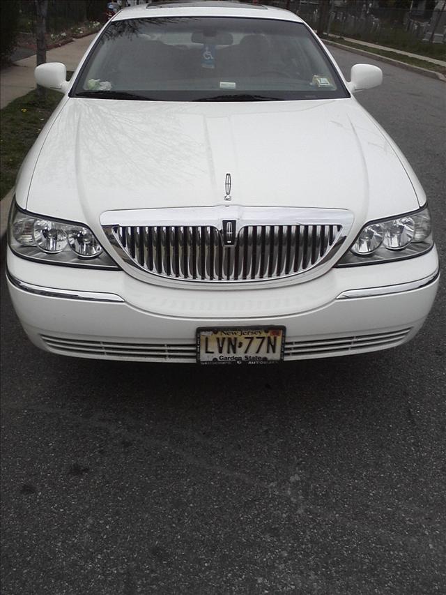 Lincoln Town Car DOWN 4.9 WAC Sedan