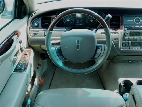 Lincoln Town Car 2006 photo 2