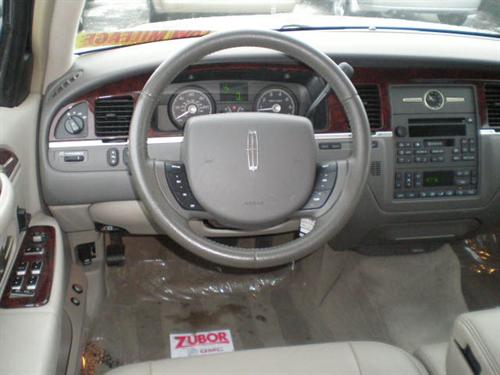 Lincoln Town Car 2006 photo 2
