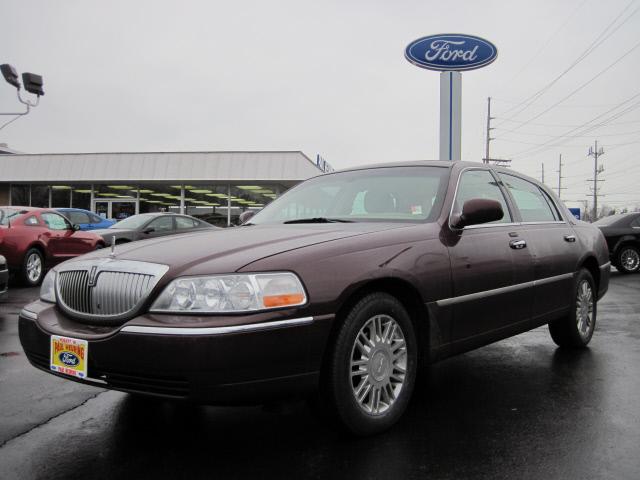 Lincoln Town Car DOWN 4.9 WAC Sedan