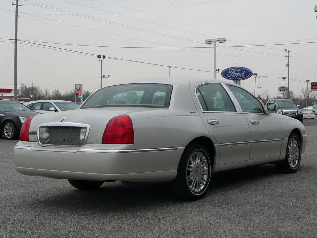 Lincoln Town Car 2006 photo 2