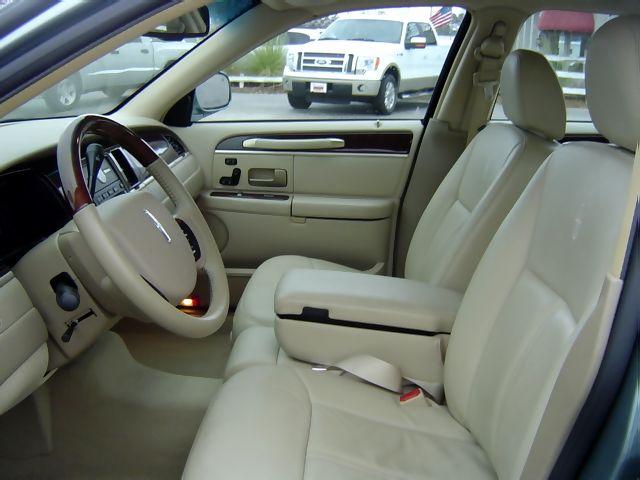 Lincoln Town Car 2006 photo 2