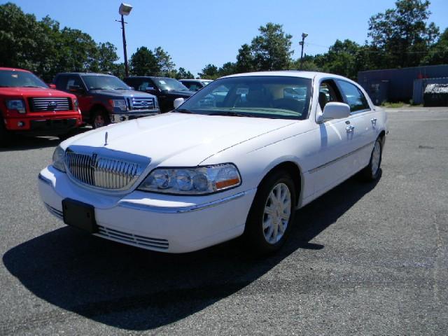 Lincoln Town Car Ram 1500 Magnum Sedan