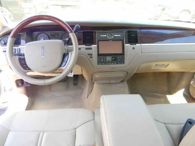Lincoln Town Car 2007 photo 2