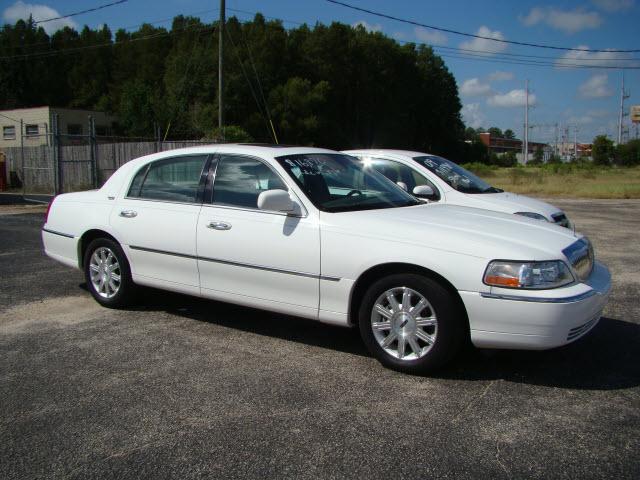 Lincoln Town Car Ram 1500 Magnum Sedan