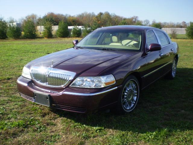 Lincoln Town Car DOWN 4.9 WAC Sedan