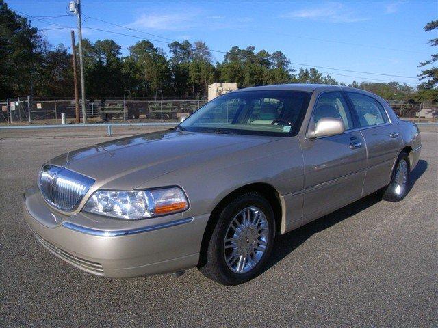 Lincoln Town Car DOWN 4.9 WAC Sedan
